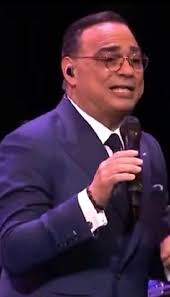 Piano Judio Larry Harlow "El Judío Maravilloso" Canta: Adalberto Santiago  "Mr. Dinamita" Tema: Quítate la Máscara Compositor: Hugo González Timbal:  Jimmy Delgado Cuatro: Yomo Toro Solo de Trompeta: Pete Nater, entre otros