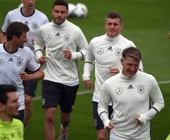 Pour les articles homonymes, voir hector (homonymie). Vivelamannschaft Training At Ascona Switzerland Jonas Hector Tonikroos Esmuellert And Bastian Schweinsteiger Toni Kroos Dfb Fussball