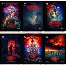 《怪奇物语》：向征服了一代人的 80 年代经典作品致敬。 《怪奇物语》以 1983 年的印第安纳州为背景，一个小男孩莫名其妙地消失了。 当朋友、家人和当地警察寻找答案时，他们都被卷入一个非同寻常的谜团，其中涉及绝密的政府实验. Stranger Things Poster æ€ªå¥‡ç‰©èªžæµ·å ± Neflix çŽ©å…· éŠæˆ²é¡ž çŽ©å…· Carousell