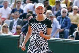 Get the latest player stats on elise mertens including her videos, highlights, and more at the official women's tennis association website. Elise Mertens Overcomes Black Out In The Second Set And Punch After Hard Party At Roland Garros