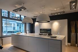 luxe compleet witte keuken met wave afzuigkap design keukens witte keuken hanglampen keuken keuken verlichting