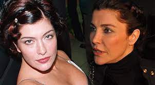 Actress and model who first rose to fame in 1997 after she won the title of best model of turkey in the best model of the world contest. Cok Cok Estetik Annecim Iste Deniz Akkaya Nin Kucuk Dilinizi Yutturacak Yildan Yila Degisimi Onedio Com