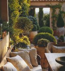 Small Courtyard Garden With Seating Area Design And Layout 68 Small Courtyard Gardens Tuscan Garden Garden Inspiration