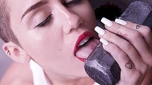 Stáhněte si úžasné obrázky zdarma s motivem punkový účes. Proc Se Miley Cyrus Tolik Zmenil Od Nymfu Po Punkove Hvezdy Kultura 2021