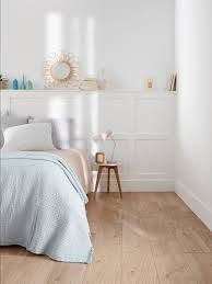 Une Chambre Lumineuse Entierement Peinte En Blanc Murs Boiseries Et Plafond Et Un Parquet En Bois Naturel P Boiseries Decoration Maison Idee Deco Peinture