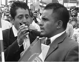 Foto recuerdo 2014 Época cuando el comunicador Lorenzo Franco, de Radio  General Eloy Alfaro 96.5 FM entrevista a Wilfrido Rivera, en ese entonces  dirigente sindical. 10 años después, Rivera es comisario de