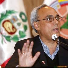 Manuel Burga y el vientre de la ballena”, por Carlos Salas