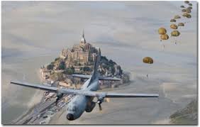 Dans l'iconographie médiévale, l'archange saint michel est un des trois archanges c'est donc tout naturellement que ce symbole de la force armée descendant du ciel pour combattre l'ennemi a été repris par l'ensemble des. Saint Michel Patron Des Parachutistes