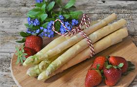 Sobald der spargel aus seinem geschützten damm richtung sonne wächst, bekommt er einen blauen kopf. Im Fruhling Ist Spargelzeit Fruchtland