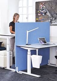 Plexiglas® lässt sich einfach reinigen und pflegen. Akustik Stellwand Mit Plexiglas Aufsatz Stellwand Kleiner Raum Trennwand
