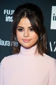If you have a short and blonde hair, then trying dual tone bob will look absolutely perfect on you. Selena Gomez Hairstyles To Screenshot If You Re Trying To Level Up Your Hair Game Selena Gomez Hair Short Hair Styles Womens Hairstyles