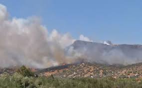 Ανεξέλεγκτες διαστάσεις έχει πάρει η πυρκαγιά που ξέσπασε στην κερατέα. Dhct13clmjjppm