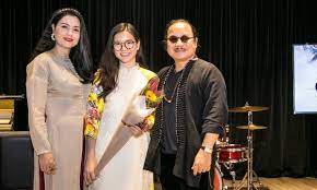 Trần mạnh tuấn is one of the two most prominent jazz saxophonists in vietnam. Nghá»‡ SÄ© Tráº§n Máº¡nh Tuáº¥n Hiáº¿m Hoi Ä'i Sá»± Kiá»‡n Cung Vá»£ Va Con Gai Ngoi Sao