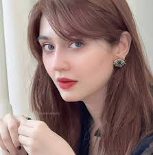 Everybody ____ leaving now. 1. am 2. is 3. are