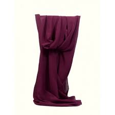 Les gens ne sourient pas, les façades sont bourgeoises, il pleut. Etole Mousseline Uni Bordeaux Echarpe Bordeaux Complete Tenue Ceremonie