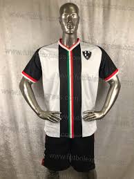 No se sabe si la escena es una parodia ridícula, o si es una escena en serio mal cuando todos están adorando a juan pablo, chava trata de botarlo y de nuevo queda cual mi culo. Uniformes De Futbol Del Club De Cuervos