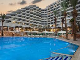 Şezlong ve şemsiyelerle çevrili açık yüzme havuzu yıl boyunca hizmet. Promo 90 Off Be Club Eilat All Inclusive Hotel Israel H Hotel Seychelles Reviews