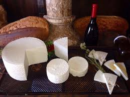 Dentro de toda esta variedad, también encontramos quesos que según la reglamentación chilena se han clasificado como light , ya que alguno de sus componentes se. Queso Fresco Calorias Ideal Para Dietas Quesos El Bosqueno