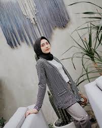 The best hijab fashion ideas are here. Gambar Mungkin Berisi 1 Orang Strip Hoodie Fashion Fashion Hijab Fashion