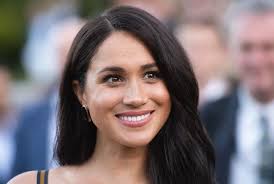 Meghan Markle rend hommage au style casual de Lady Di avec cet accessoire pour cheveux très 90s