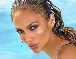 И уверяет, что никогда не делала пластических операций, подтяжек и даже «уколов красоты». L1mi8kq2i7rlom