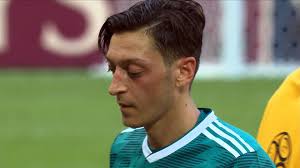 Er ist nicht alleine dran schuld, das deutschland in der vorrunde bei der wm in russland ausgeschieden. Ozil Verlasst Die Nationalmannschaft Zdfheute