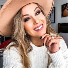 Nina Lyday (ninareneelyday)