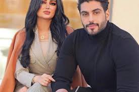 احمد السالم هو مدون كويتي، ومن أحد المشاهير على مواقع التواصل الاجتماعي، يتابعه أكثر من 300 ألف متابع عربي، وتمت مهاجمته مؤخرًا بسبب خيانته لزوجته ملكة كابلي، فنشرت على حسابها على الانستغرام والسناب مقاطع فيديو تتحدث فيها عن خيانة زوجها لها. Ø£Ø­Ù…Ø¯ Ø§Ù„Ø³Ø§Ù„Ù… ÙŠÙ†Ø´Ø± ÙˆØ«ÙŠÙ‚Ø© Ø·Ù„Ø§Ù‚Ù‡ Ù…Ù† Ù…Ù„ÙƒØ© ÙƒØ§Ø¨Ù„ÙŠ Ù…Ø¬Ù„Ø© Ø§Ù„Ø¬Ù…ÙŠÙ„Ø©