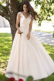 Boning at all bodice seams fully lined invisible back zipper length of dress: Kleemeier Brautkleider Festliche Kleider Dessous Braut Brautmode Kleider Hochzeit