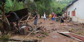 Pastikan stok mencukupi, gubernur jatim khofifah kunjungi. Banjir Bandang Di Jombang 15 Rumah Rusak Dan 2 Jembatan Putus Halaman All Kompas Com