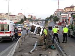 İstanbul'da kaza sonrası kasklı ve yumruklu kavga kamerada. Son Dakika Pendik Te Yolcu Otobusu Yan Yatti 1 I Agir 9 Yarali Haberler