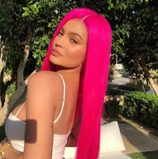 Negli ultimi anni tra tinte fluo e shocking ma anche colori pastello, i capelli rosa sono davvero molto desiderati, una delle principali richieste che un colorist riceve oggi. Coachella 2018 I Beauty Look Amica