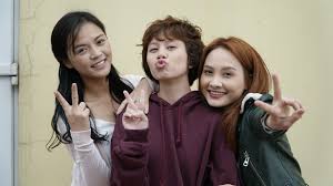 Cô sinh năm 1998, quê ở hà nam, từng tham gia một số phim truyền hình, phim hài, phim sitcom như về nhà đi con. Vá» Nha Ä'i Con Khi Ngoi Nha Co NgÆ°á»i Cha Luon Dang Tay Chao Ä'on Cac Con Trá»Ÿ Vá» Sau Nhá»¯ng Váº¥p Nga Vtv Vn