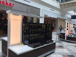 Uniform Kiosks Rmus With Changeable Signage At Simon Malls South Shore Plaza Mall Kiosk Kiosk Mall