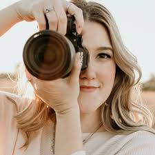 Who can take family photos in Kerrville for a graduation?