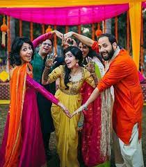22 Mehendi Photography Ideas You Ll Want Your Photographer To Capture Looksgud Com Bridal Photography Poses Indian Wedding Photography Poses Wedding Couple Poses Photography