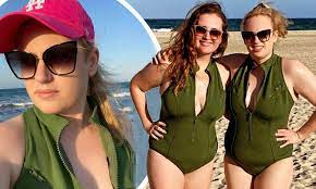 Ре́бел ме́лани эли́забет уи́лсон (англ. Rebel Wilson Slips Into A Very Low Cut Swimsuit As She Enjoys Beach Day With Matching Sister Annachi Daily Mail Online