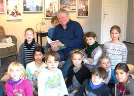 Rainer hunold is an actor and writer. Sos Kinderdorfer Weltweit On Twitter Schauspieler Rainer Hunold Liest Am Vorlesetag Im Berliner Buro Der Sos Kinderdorfer Https T Co Unqgyvshgm Vorlesetag2017 Https T Co Lg4o1fp4en