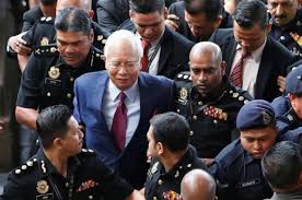 Isteri bekas perdana menteri malaysia, datin seri rosmah mansor pernah terpalit dalam beberapa siri jenayah rasuah ketamakan rosmah telah dibongkar oleh seorang bekas rakan niaga najib, deepak jaikishan kepada al jazeera dalam satu temubual yang mula disiarkan sejak semalam, 9 mei 2019. Najib Razak Hadapi Persidangan Istrinya Terlihat Tinggalkan Rumah Di Tengah Malam Okezone News