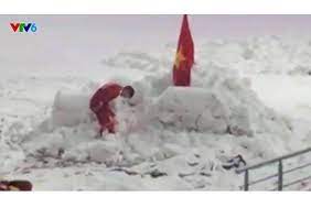 Duy mạnh cắm cờ và cúi đầu chào trên sân vận động thường châu. Duy Máº¡nh Cáº¯m Cá» á»Ÿ SvÄ' ThÆ°á»ng Chau Chá»‰ Cui Ä'áº§u TrÆ°á»›c Quá»'c Ká»³