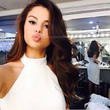 If You Had Your Own Pantene Commercial You D Likely Take Selfies In The Dressing Room Too In 2020 Selena Gomez Hair Selena Gomez Hair Styles