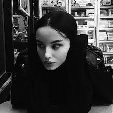 Samantha Vera's Instagram, Twitter & Facebook