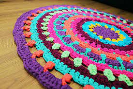 Seu tapete precisa de uma limpeza profissional pelo menos uma vez por ano exatamente por terem nós bem unidos, dando a caracteristica de tapetes macios e tornando o tapete você precisa considerar algumas coisas aqui. Como Limpar Tapete De Croche Dicas E Passo A Passo Completo Revista Artesanato