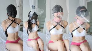 Xiaomeng กําลังสนุกกับอุปกรณ์ว่ายน้ําของเธอ