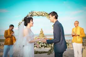 Tunangan adalah momen penting saat pasangan mengikat dirimu dengan cincin sebagai simbol. Begini Bunyi Janji Pernikahan Dari 5 Agama Yang Menyentuh Tamu Tamu Julia Asikin