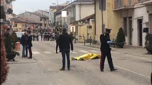 Le riprese mostrano l'uomo spaccare il vetro rapinata gioielleria in cesare battisti. Gil3bav4abdptm