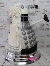 This Wedding Cake Is A Dalek In Disguise Doctor Who Cakes Doctor Who Wedding Geeky Wedding