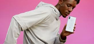 The decorating lines on the top and bottom are designed with precise angles. Mi Malaysia