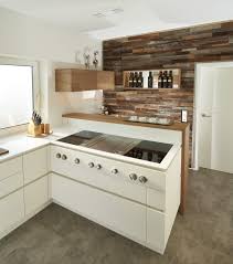 Diese Kuche Verfugt Uber Weissen Strukturlack Sowie Eine Arbeitsplatte Aus Quarzstein Silestone In Weiss Die Ba Kuchen Ideen Modern Kuche Gemutliche Einrichtung