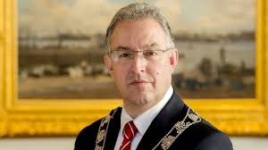 Dus hallo ahmed aboutaleb en helper whiteys die de reaguurders van deze digitale pleisterplaats gefrustreerde systeembeheerders noemen om aan de goede kant van de geschiedenis te komen. Turkse Krant Opent Aanval Op Burgemeester Aboutaleb Nos